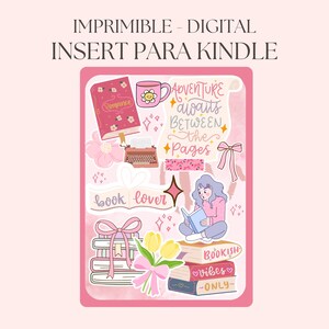 Puede incluir: Insert digital rosa para Kindle con varias ilustraciones. Incluye un libro, una taza, una máquina de escribir y una niña leyendo. El texto incluye "Adventure awaits between the pages", "book lover".