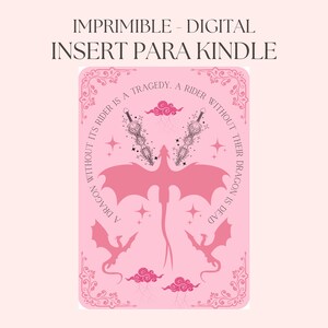 Puede incluir: Impresión digital rosa para Kindle con un dragón y texto. El diseño presenta una silueta de dragón central, dos dragones más pequeños y elementos decorativos. El texto dice: "Un dragón sin su jinete es una tragedia, un jinete sin su dragón está muerto."
