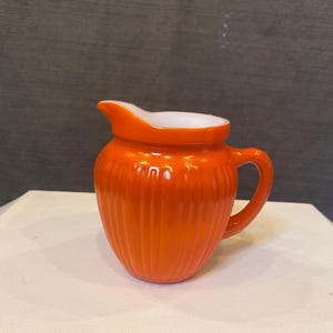 Oranje keramische kan