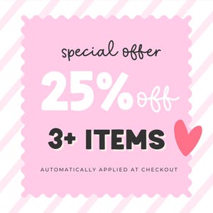 K&ouml;nnte beinhalten: Ein rosa Quadrat mit gezacktem Rand zeigt den Text "Sonderangebot" &uuml;ber "25% Rabatt" und "3+ ARTIKEL". Ein rosa Herz befindet sich rechts, und der Text "AUTOMATISCH BEI KASSE ANGEWENDET" steht darunter.