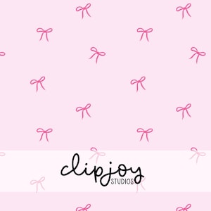 Può includere: Uno sfondo rosa chiaro con un motivo ripetuto di piccoli fiocchi disegnati a mano in rosa scuro sparsi sulla superficie. Una fascia orizzontale bianca nella parte inferiore mostra il testo nero clipjoy STUDIOS in carattere corsivo.