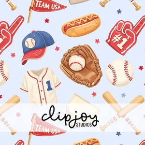 Puede incluir: Patrón repetitivo con ilustraciones de béisbol sobre fondo azul claro. Incluye pelotas, bates, guantes, camisetas, manoplas de espuma, perritos calientes, gorras y banderas "TEAM USA". Los colores son rojo, blanco y azul.