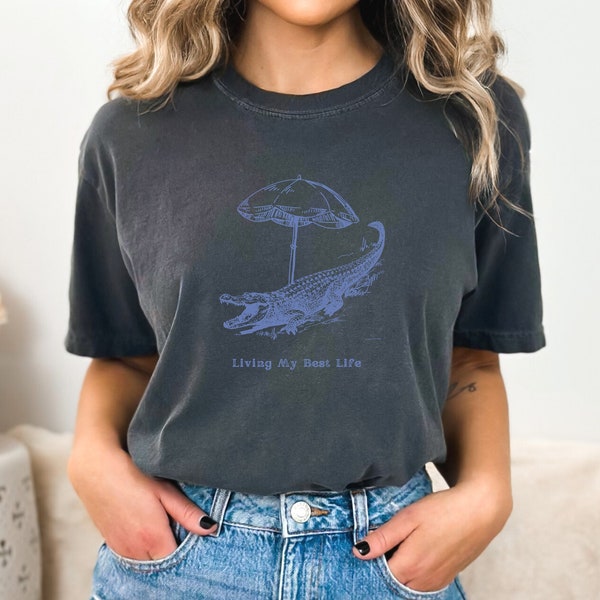 „Living My Best Life“ Unisex-Baumwoll-T-Shirt, lustiges Alligator-T-Shirt, sarkastisches Southern Apparel, Geschenk für Frau, Florida Lousiana T-Shirt in Komfortfarben