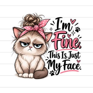 Könnte beinhalten: Eine grafische Illustration einer mürrisch aussehenden Katze mit einem unordentlichen Dutt und einem rosa gepunkteten Stirnband. Der Text lautet, I'm Fine. This Is Just My Face. Das Design enthält kleine rosa Herzen und schwarze Pfotenabdrücke.