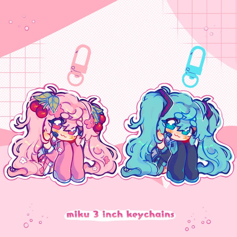 Pu&ograve; includere: Due portachiavi in stile anime, ognuno con un design di personaggio diverso. Uno ha i capelli rosa e un motivo a ciliegia, l'altro ha i capelli blu. Entrambi misurano 7,6 cm e sono dotati di clip. Il testo "miku 3 inch keychains" &egrave; in basso.
