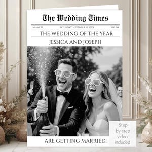 Puede incluir: Una invitación de boda en blanco y negro diseñada como una portada de periódico. El titular dice "The Wedding Times" con la fecha y la hora. La foto muestra a una pareja celebrando con champán, y el texto dice "¡Jessica y Joseph se casan!"