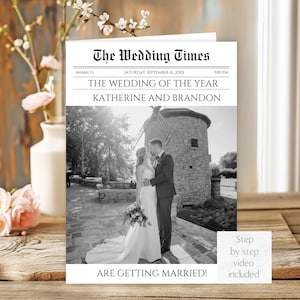 Può includere: Un invito di nozze in bianco e nero, progettato come una prima pagina di giornale. Il titolo recita "The Wedding of the Year" con i nomi Katherine e Brandon. L'immagine mostra una coppia che si bacia davanti a un edificio in pietra. Il testo dice "ARE GETTING MARRIED!"
