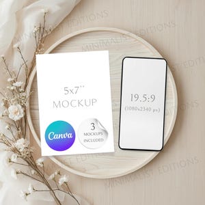 Könnte beinhalten: Eine Mockup-Szene mit einer weißen 5x7-Zoll-Karte und einem Smartphone mit einem 19,5:9-Display. Die Karte trägt das Wort „MOCKUP“ und ein Canva-Logo. Ein Aufkleber besagt „3 Mockups enthalten“. Die Artikel befinden sich auf einem Holztablett mit floralen Akzenten.