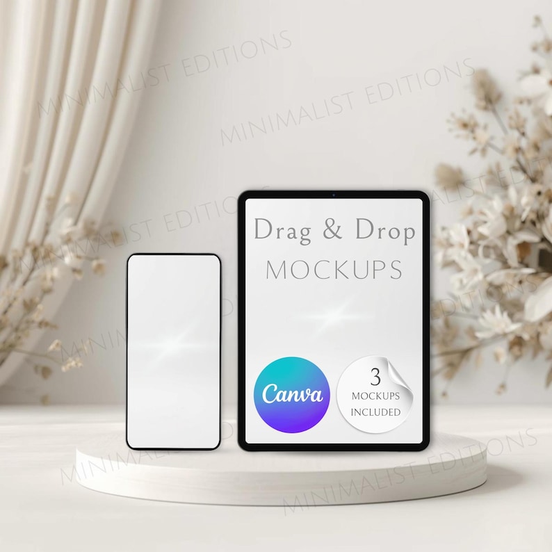 Op de afbeelding: Een smartphone en een tablet met lege schermen worden gepresenteerd op een witte sokkel. De tablet toont de tekst "Drag & Drop MOCKUPS" en een Canva-logo. Een sticker geeft "3 MOCKUPS INCLUDED" aan. De achtergrond bevat een gordijn en gedroogde bloemen.