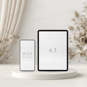 Op de afbeelding: Een smartphone en tablet met lege schermen worden gepresenteerd op een witte sokkel. De telefoon heeft een beeldverhouding van 19,5:9 en de tablet heeft een beeldverhouding van 4:3. De achtergrond omvat een wit gordijn en gedroogde bloemen.