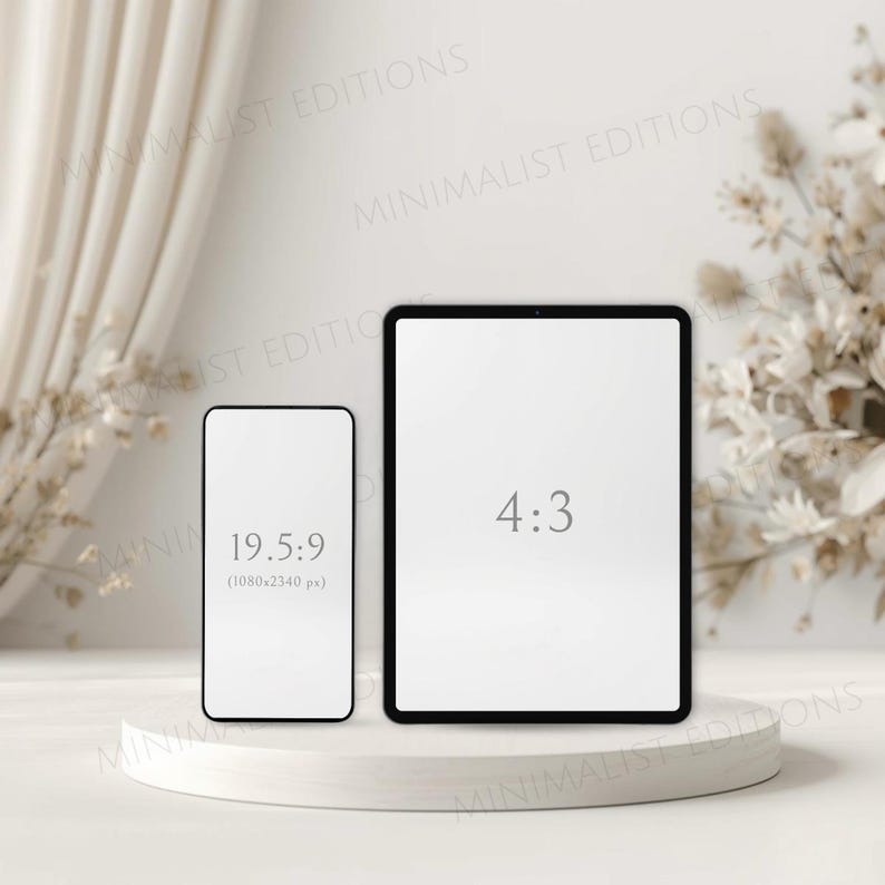 Op de afbeelding: Een smartphone en tablet met lege schermen worden gepresenteerd op een witte sokkel. De telefoon heeft een beeldverhouding van 19,5:9 en de tablet heeft een beeldverhouding van 4:3. De achtergrond omvat een wit gordijn en gedroogde bloemen.