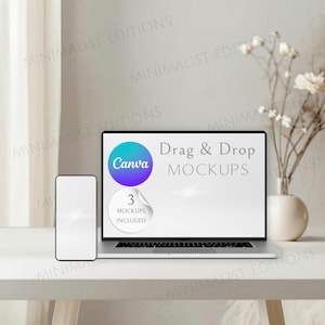 Può includere: Mockup di laptop e smartphone su una superficie bianca. Lo schermo del laptop mostra il logo Canva e il testo "Drag & Drop MOCKUPS". Un vaso con fiori secchi è sullo sfondo.