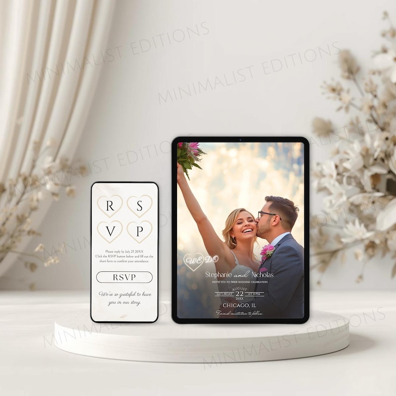 Op de afbeelding: Een digitale huwelijksuitnodiging weergegeven op een tablet en een smartphone. De tablet toont een foto van een kussend stel, met huwelijksdetails. De smartphone toont een RSVP-kaart met hartvormige pictogrammen en tekst.