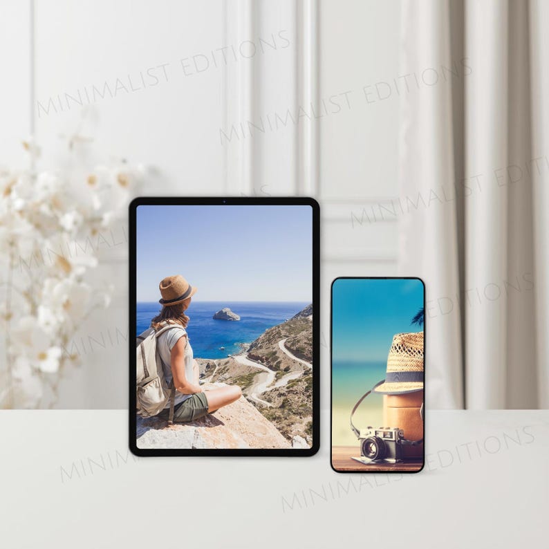 Op de afbeelding: Een tablet en smartphone tonen pittoreske reisfoto's. De tablet toont een persoon die uitkijkt over een kustlandschap. De smartphone toont een strandsc&egrave;ne met een hoed en camera. De achtergrond heeft een witte tafel en gordijnen.