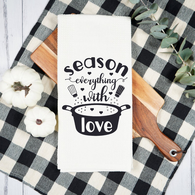 Primitives By Kathy Asciugamano Da Cucina In Cotone Con Scritta 'Season Everything With Love' - Decorazione Americana Per La Casa, Lavabile - 3