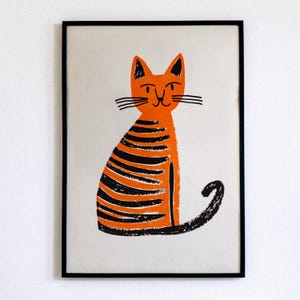 Arte digital de pared con gato naranja juguetón: ilustración animal minimalista, decoración moderna para mascotas, descarga instantánea