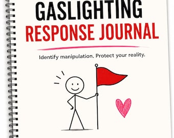 Könnte beinhalten: Ein spiralgebundenes Journal mit weißem Einband, das den schwarzen Text GASLIGHTING und den roten Text RESPONSE JOURNAL zeigt. Darunter steht Identify manipulation. Protect your reality. Eine Strichmännchen-Figur hält eine rote Flagge neben einem rosa Herz.