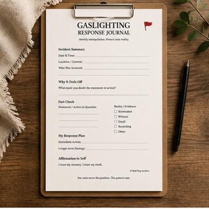 K&ouml;nnte beinhalten: Ein wei&szlig;es Papierformular mit dem Titel Gaslighting Response Journal auf einem braunen Klemmbrett. Das Formular enth&auml;lt Abschnitte f&uuml;r eine Vorfallzusammenfassung, eine Analyse von Zweifeln, Faktenpr&uuml;fung und einen Reaktionsplan.