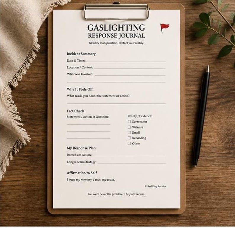 K&ouml;nnte beinhalten: Ein wei&szlig;es Papierformular mit dem Titel Gaslighting Response Journal auf einem braunen Klemmbrett. Das Formular enth&auml;lt Abschnitte f&uuml;r eine Vorfallzusammenfassung, eine Analyse von Zweifeln, Faktenpr&uuml;fung und einen Reaktionsplan.