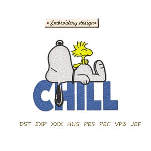 以下が含まれることがあります： 青い文字で「CHILL」と書かれた上に、リラックスしたポーズのSnoopyとWoodstockが描かれた刺繍デザイン。「Embroidery design」の文字が上部に、ファイルタイプの略語が下部にあります。
