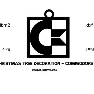 Może przedstawiać: Czarno-biały cyfrowy plik do pobrania ozdoby choinkowej z logo Commodore. Ozdoba jest kwadratem o zaokrąglonych rogach i pętlą na górze. Logo to stylizowane "C" z przechodzącą przez nie ukośną linią. Tekst "CHRISTMAS TREE DECORATION - COMMODORE" i "DIGITAL DOWNLOAD" znajduje się pod ozdobą.