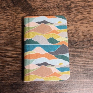 Cuaderno pequeño con paisaje de montaña. Cuadrícula de puntos, papel en blanco o negro. Bullet Journal minimalista. Diario pequeño encuadernado a mano apto para pluma estilográfica.