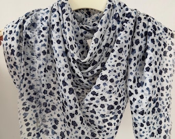 Lightweight Cotton Hijab Scarf, Traditional Turkish Oya Edge, Everyday Modest Headscarf for Women