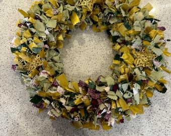 Handgemaakte kerstlappenkrans, groen en goud kerstversiering