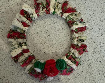Handgemaakte kerstlappenkrans, geüpcycled materiaal, vilten bloemen