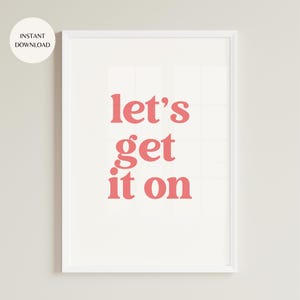 Puede incluir: Una impresión enmarcada en blanco con el texto "let's get it on" en rosa.