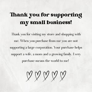 Pu&ograve; includere: Grazie per il supporto alla mia piccola attivit&agrave;! Grazie per aver visitato il mio negozio e aver fatto acquisti da me. Quando acquisti da me, non stai sostenendo una grande azienda. Il tuo acquisto aiuta a sostenere una moglie, una mamma e una famiglia in crescita. Ogni acquisto significa il mondo per me!