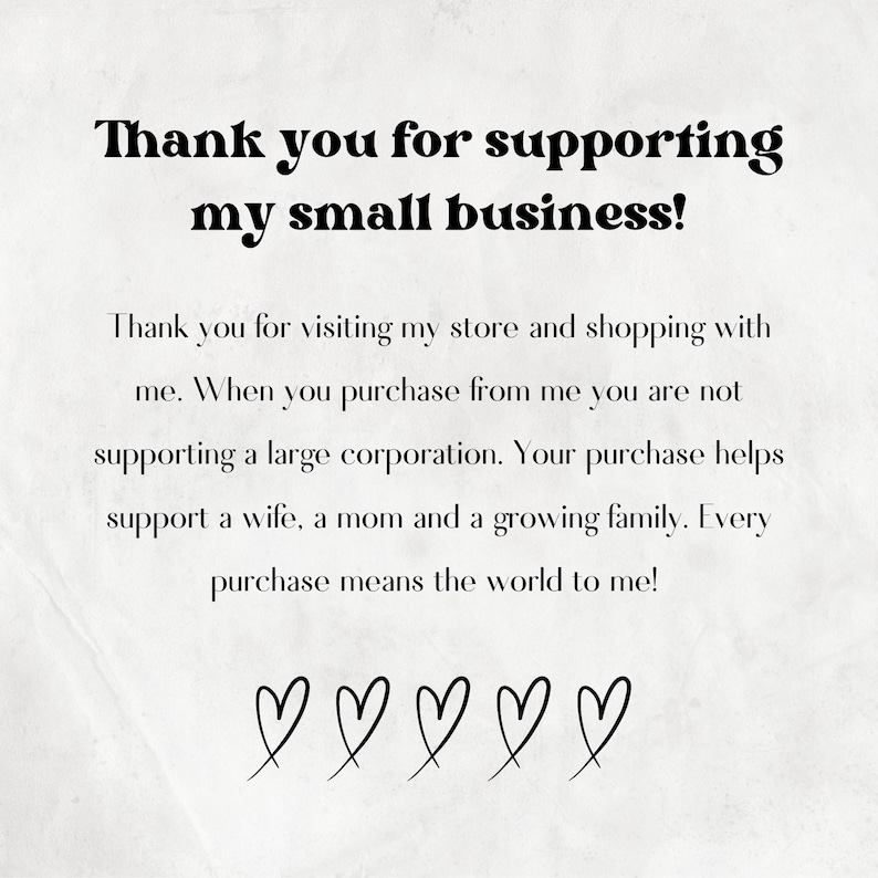 Pu&ograve; includere: Grazie per il supporto alla mia piccola attivit&agrave;! Grazie per aver visitato il mio negozio e aver fatto acquisti da me. Quando acquisti da me, non stai sostenendo una grande azienda. Il tuo acquisto aiuta a sostenere una moglie, una mamma e una famiglia in crescita. Ogni acquisto significa il mondo per me!