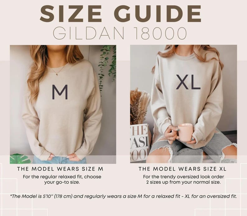 Pu&ograve; includere: Guida alle taglie per le felpe Gildan 18000. Una modella indossa una felpa taglia M e una felpa taglia XL. La modella &egrave; alta 1,78 m. Il testo "The Model is 5'10" (178 cm) and regularly wears a size M for a relaxed fit - XL for an oversized fit." &egrave; in fondo all'immagine.