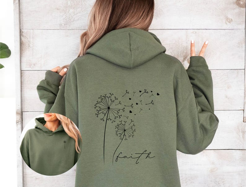 Pu&ograve; includere: Una felpa con cappuccio verde con un disegno di dente di leone nero e la parola "faith" stampata sul retro.