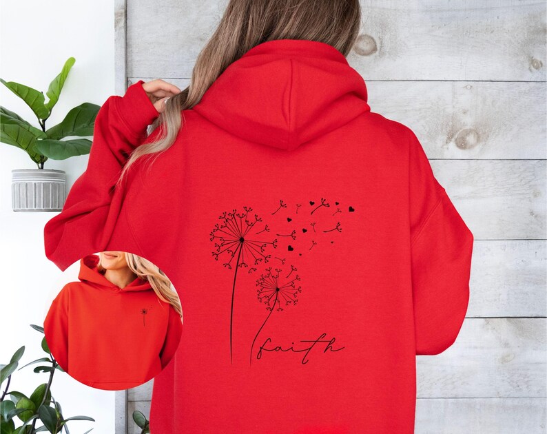 Pu&ograve; includere: Felpa con cappuccio rossa con un disegno di dente di leone nero e la parola "faith" stampata sul retro.