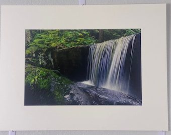 Impresión cibachrome luminosa de 27 x 20,5: cascada en el bosque, Connecticut