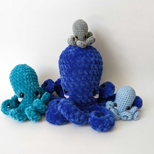 Op de afbeelding: Drie gehaakte octopus knuffels. De grootste octopus is blauw, de middelste octopus is grijs en de kleinste octopus is lichtblauw.