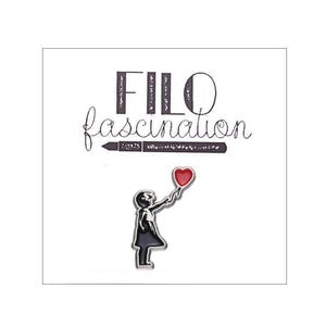 Könnte beinhalten: Eine Schwarzweißillustration eines Mädchens, das einen roten Herzluftballon hält. Der Text "FILO fascination" ist über der Illustration gedruckt.