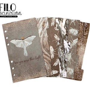 Op de afbeelding: Set van acht bruine en witte gepatroneerde scheiders voor een Filofax of vergelijkbare planner. De scheiders hebben verschillende ontwerpen, waaronder houtnerf, vlinders en abstracte patronen. De tekst "Love you more than light" is op een van de scheiders gedrukt.