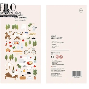 Op de afbeelding: Dubbelzijdige sticker met een lichtroze achtergrond. De voorkant toont diverse illustraties met een tuinthema, waaronder bomen, eten en meubels. De tekst "FILO fascination" en "DAILY DECO STICKERS" staan bovenaan. De achterkant bevat productdetails.