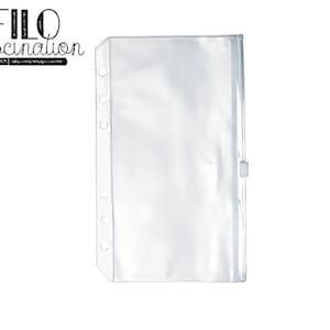 Könnte beinhalten: Transparente, durchsichtige Plastiktasche mit Reißverschluss und Löchern für einen Ordner. Die Tasche ist zum Aufbewahren von Papieren oder anderen kleinen Gegenständen gedacht.
