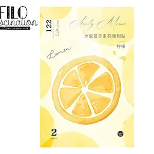 Könnte beinhalten: Ein gelber und weißer Aufkleber mit einer Aquarell-Illustration einer Zitronenscheibe. Der Aufkleber sagt "Juicy Meme" und "Watermelon Series Convenient and Useful" in chinesischen Schriftzeichen. Der Aufkleber sagt auch "Lemon" und "Special Edition".