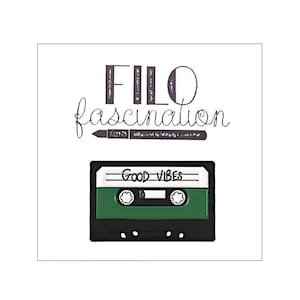 Könnte beinhalten: Ein weißes quadratisches Grafikdesign mit den Worten "FILO fascination" in schwarzer Schrift und einer schwarzen Stiftillustration. Darunter eine grün-schwarze Kassette mit den Worten "GOOD VIBES" in Weiß.