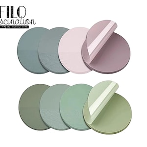 Può includere: Otto adesivi rotondi in tonalità pastello di verde, grigio, rosa e viola. Alcuni hanno un angolo staccato, rivelando uno strato adesivo bianco. Il testo "FILO fascination" è nell'angolo in alto a sinistra. Misure non disponibili.