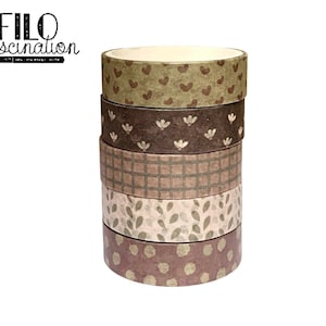Könnte beinhalten: Satz mit fünf Washi-Bändern mit verschiedenen Mustern in Braun-, Grün- und Rosatönen. Die Muster umfassen Herzen, Blumen, Karos, Blätter und Punkte. Die Bänder sind mit "FILO fascination" beschriftet.