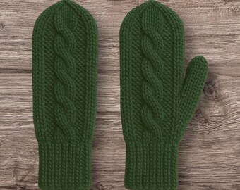 Puede incluir: Un par de mitones de punto verde bosque con un diseño de trenza. Los mitones están hechos de un hilo grueso y tienen un puño acanalado. El pulgar está separado de los otros dedos.