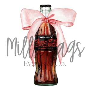 Könnte beinhalten: Eine Glasflasche Coca-Cola Zero Sugar mit einem rosa Band um den Hals. Die Flasche steht auf weißem Hintergrund.