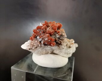 Calcite, calcite rouge, pyrite en dessous, combinaison de minéraux