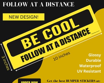 La pegatina para el parachoques ayuda a detener el seguimiento cercano: "BE COOL, Follow At A Distance". El estilo de advertencia llama la atención. Sonríen, se relajan y retroceden.