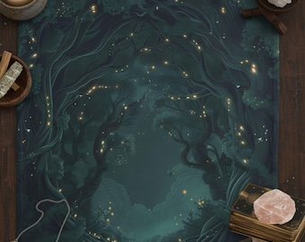 Puede incluir: Un tapete de tarot verde oscuro con una escena de bosque místico con luces brillantes. El tapete está rodeado por una vela, cristales, cartas del tarot y otros elementos espirituales. El tema general es místico y mágico.